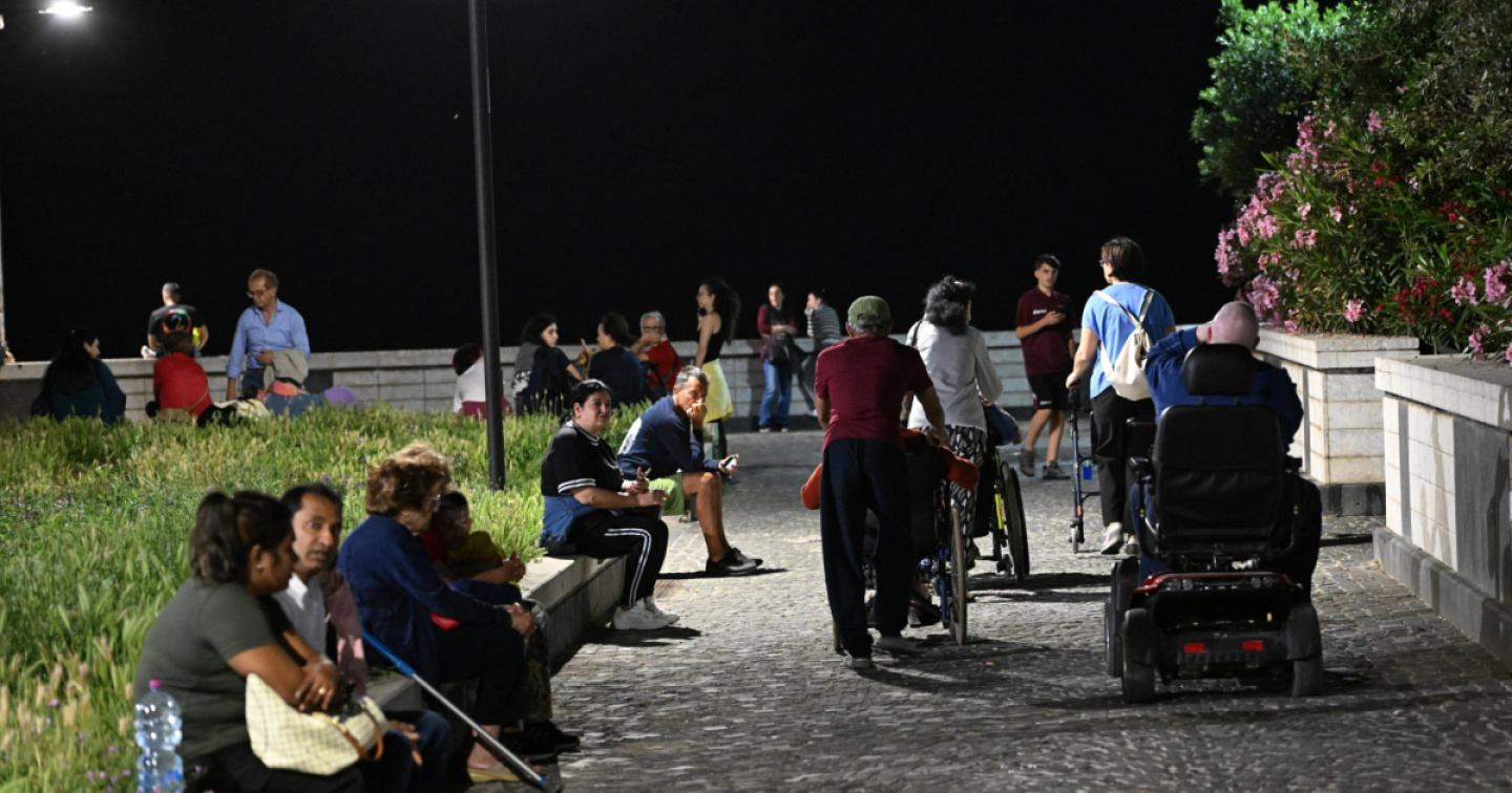 Notte in strada per tanti a Pozzuoli dopo lo sciame sismico