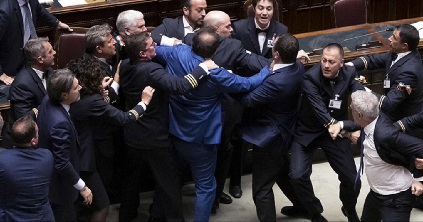 Rissa alla Camera, colpito deputato M5S: polemica infinita | laRegione.ch