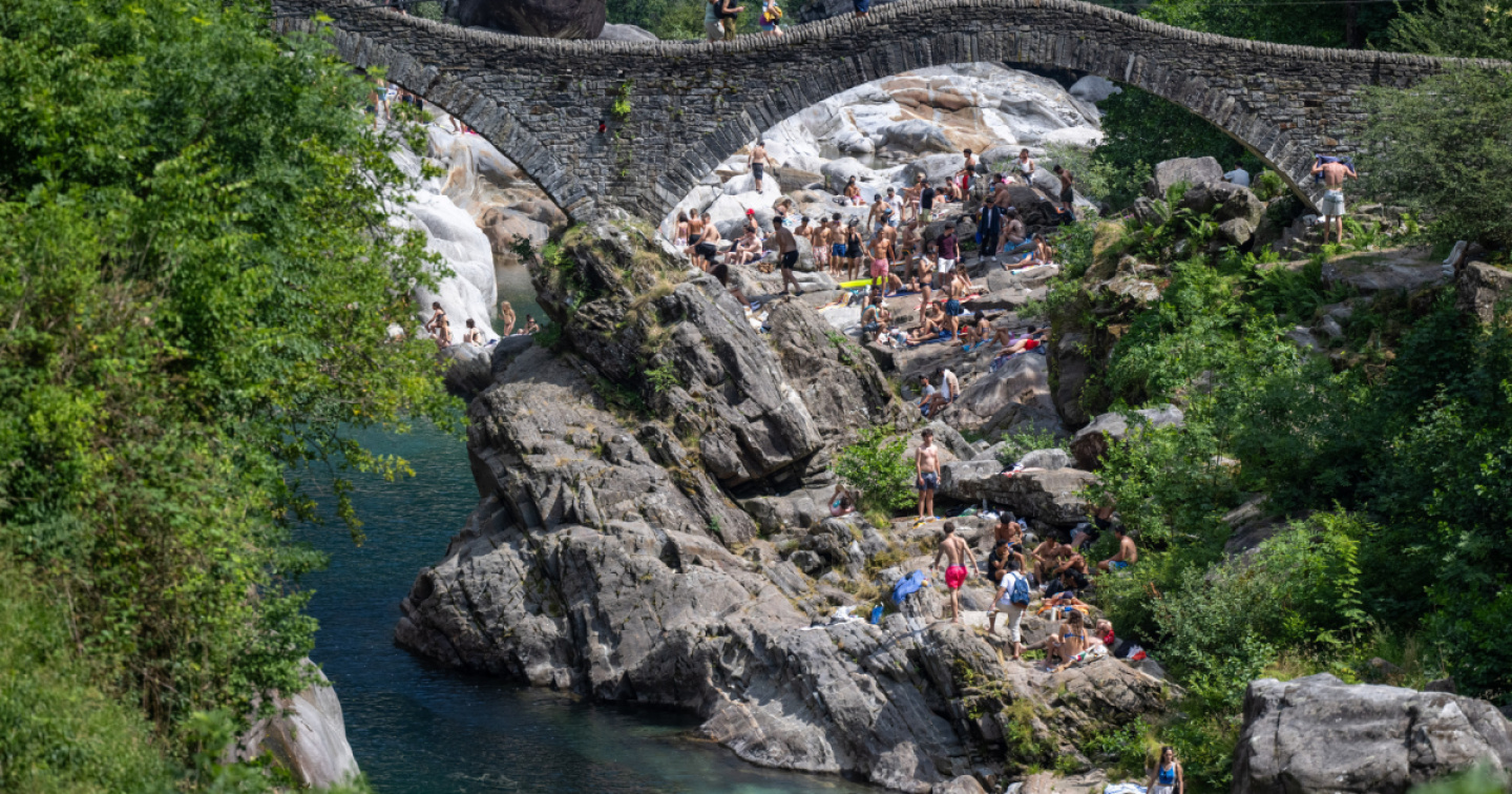 Ponte dei Salti a Lavertezzo: meno ‘Maldive di Milano’ e più meta di qualità