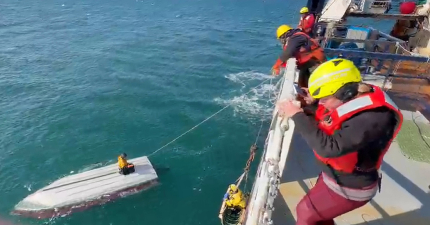 Salvato dopo essere stato aggrappato per giorni a una barca