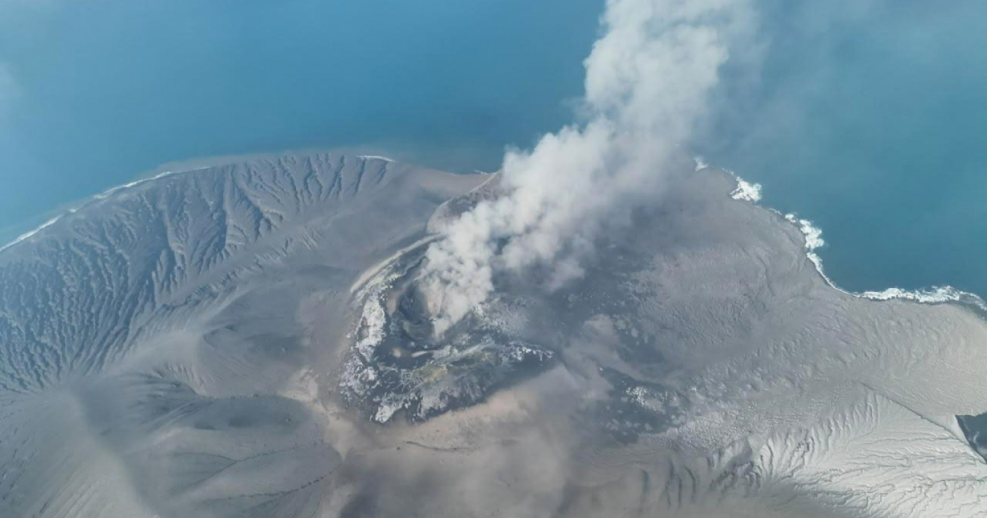 Eruzione del vulcano Anak Krakatau in Indonesia blocca l'aeroporto di Giacarta e migliaia di voli