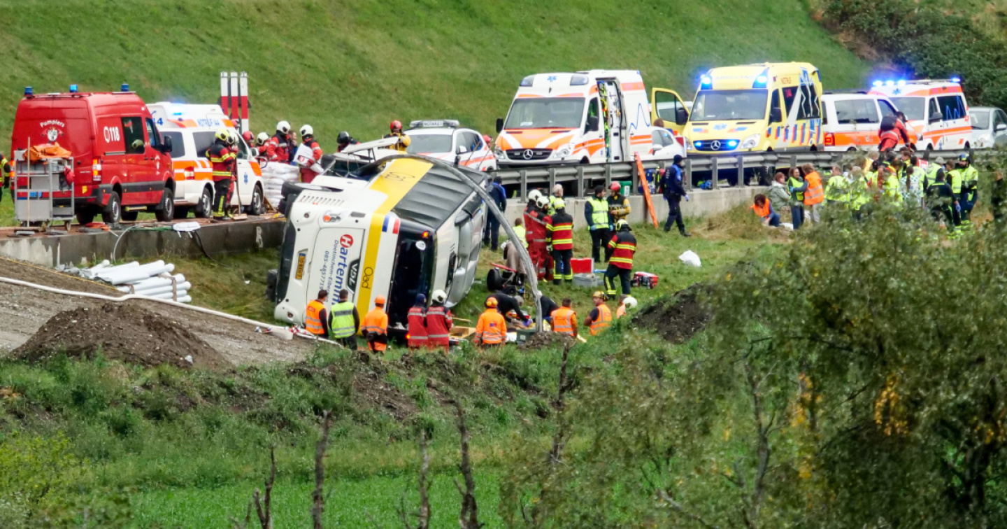 Pullman turistico si ribalta nei Grigioni: morti e feriti