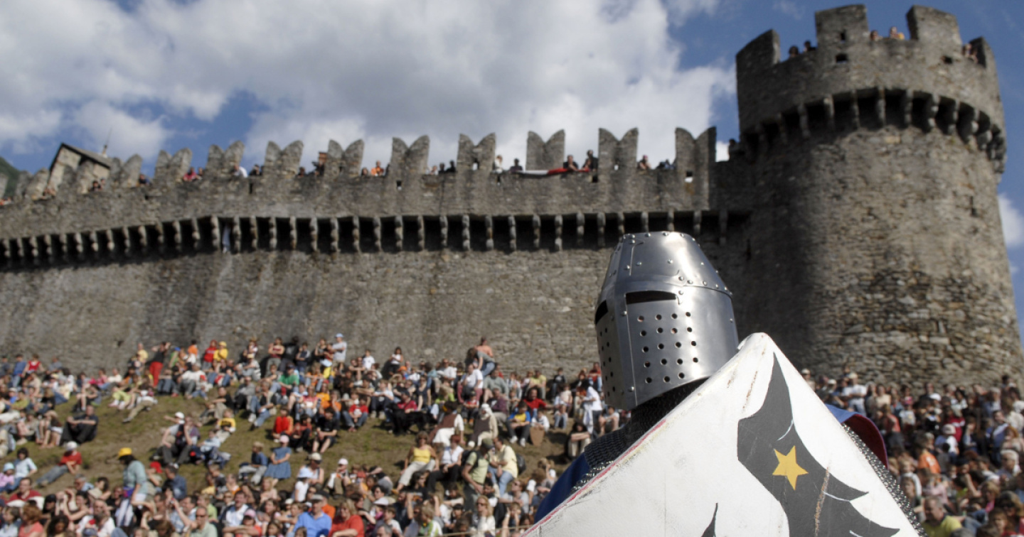Iniezione di sfiducia tra i merli dei castelli