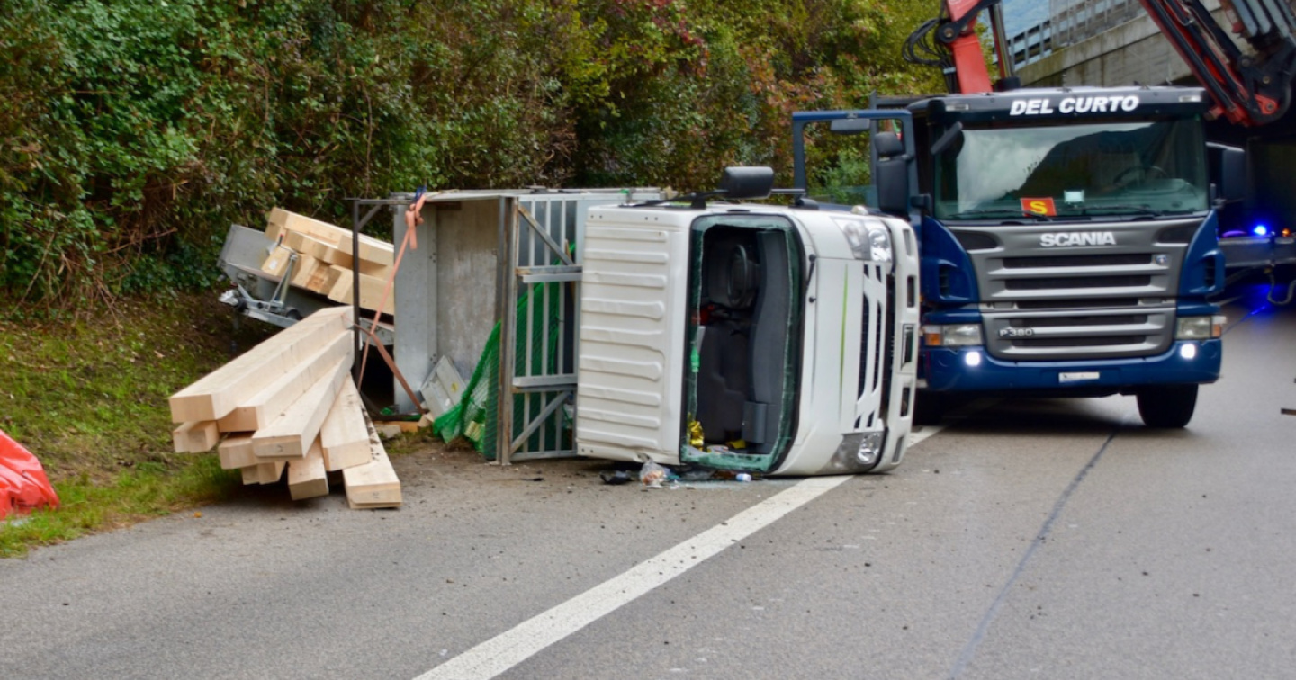 Si rovescia sulla rampa A2 a Bellinzona Nord, ferite non gravi