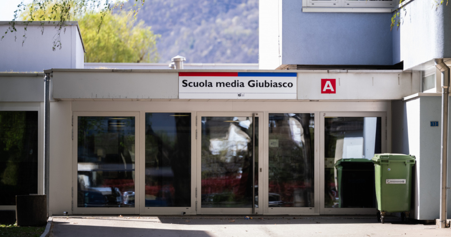 Il docente rischia almeno 5 anni. E scatta l’inchiesta disciplinare