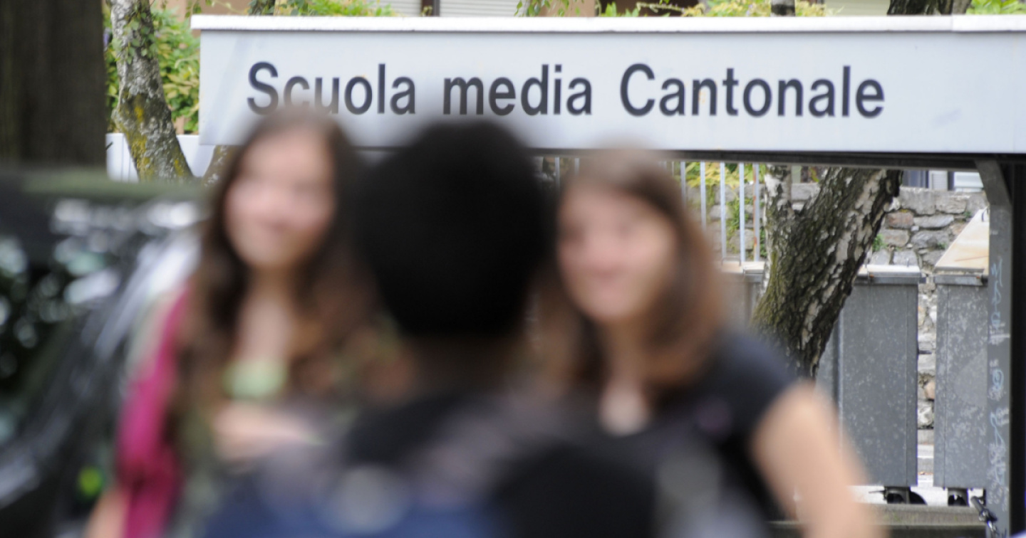 Cene, sesso e champagne con le allieve delle Medie