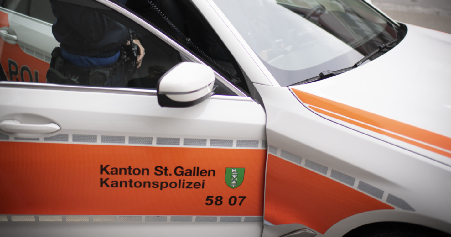 Scappano su un monopattino elettrico, ferito un agente