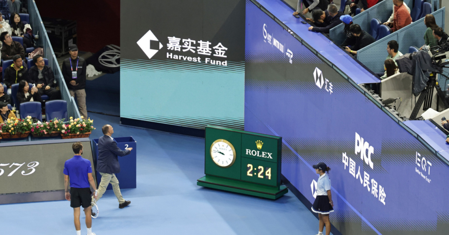 Djokovic in finale dopo la squalifica di Medvedev