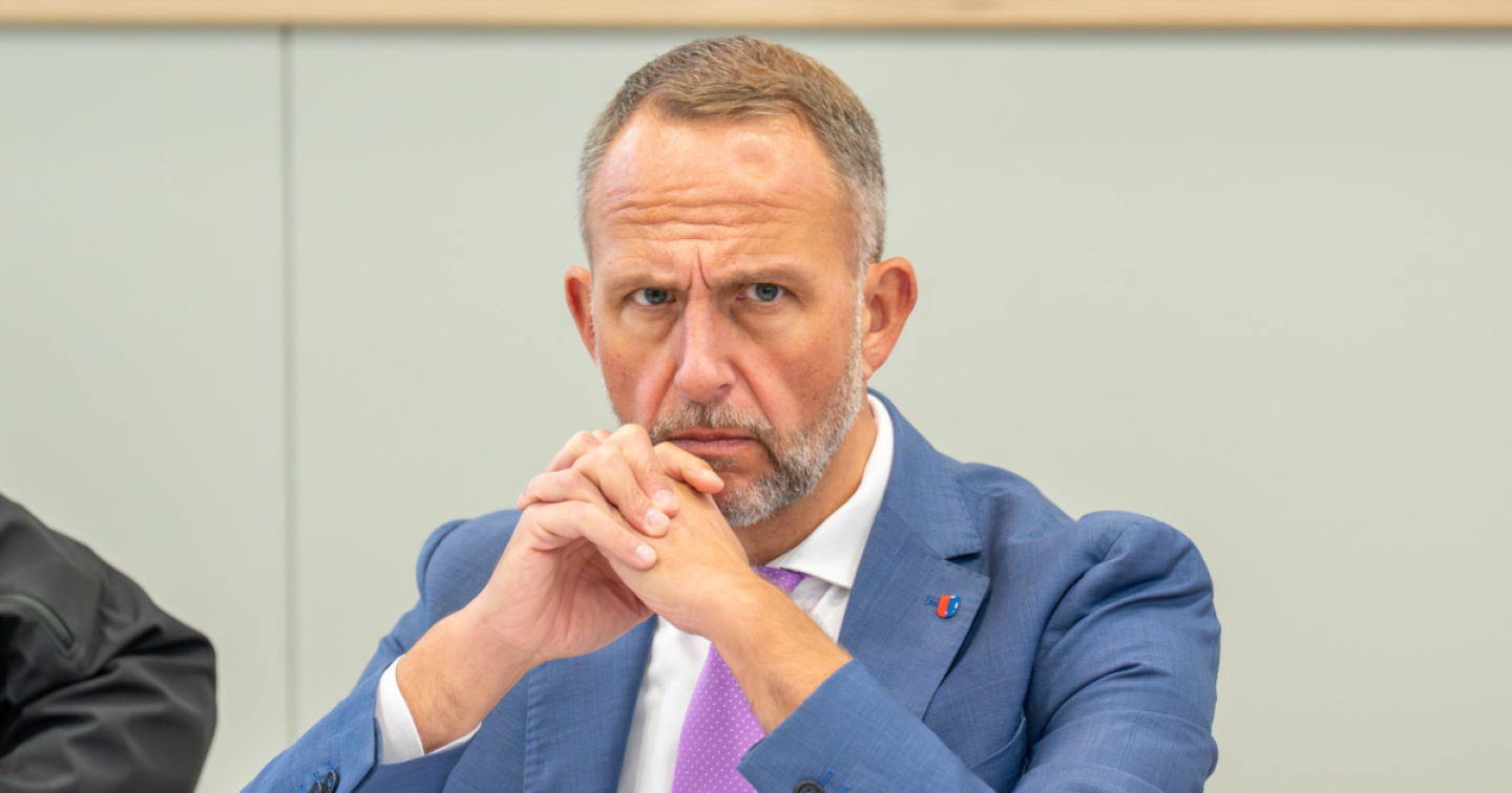 Satira, illazioni e falsità