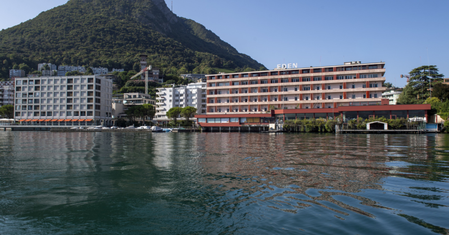 Le rive lago private tornino pubbliche e accessibili
