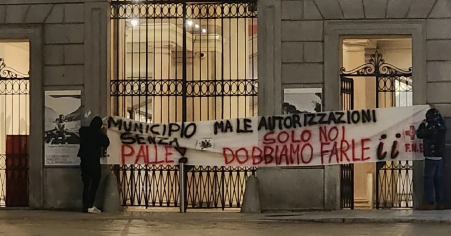 Il Fronte nazionale elvetico protesta con due striscioni