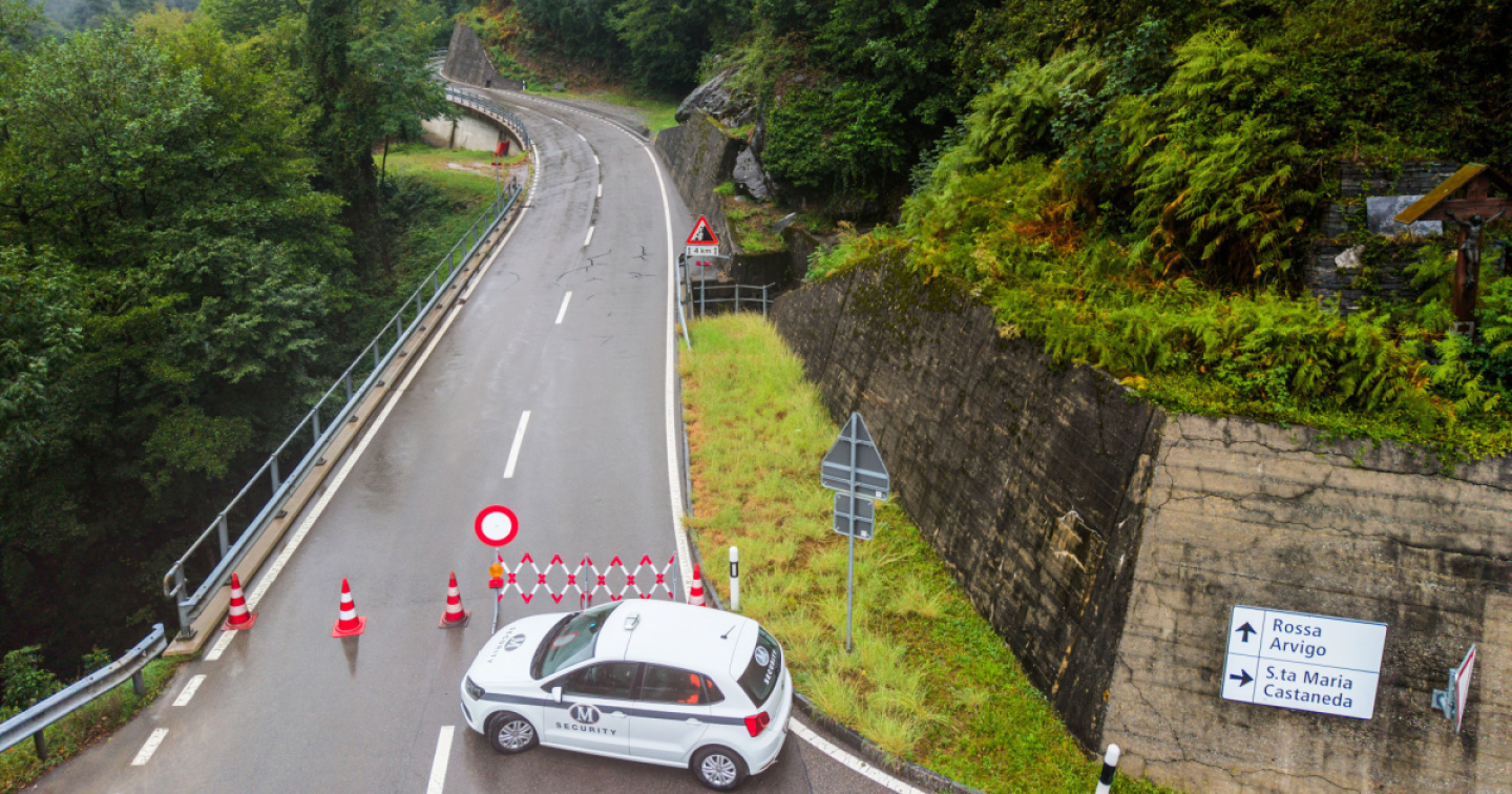 Forti piogge in arrivo, chiude la strada della Calanca