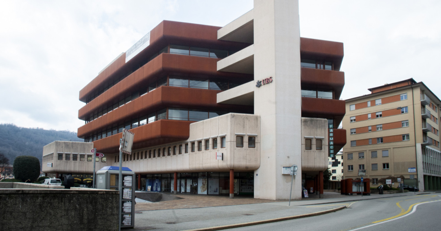 Zaino sospetto in piazza a Chiasso. Allarme rientrato
