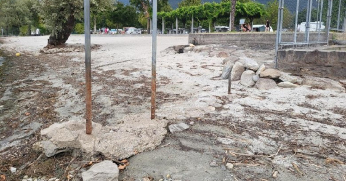 Detriti e vecchi manufatti in cemento sulle rive di Tenero: ‘Il Cantone che fa?’