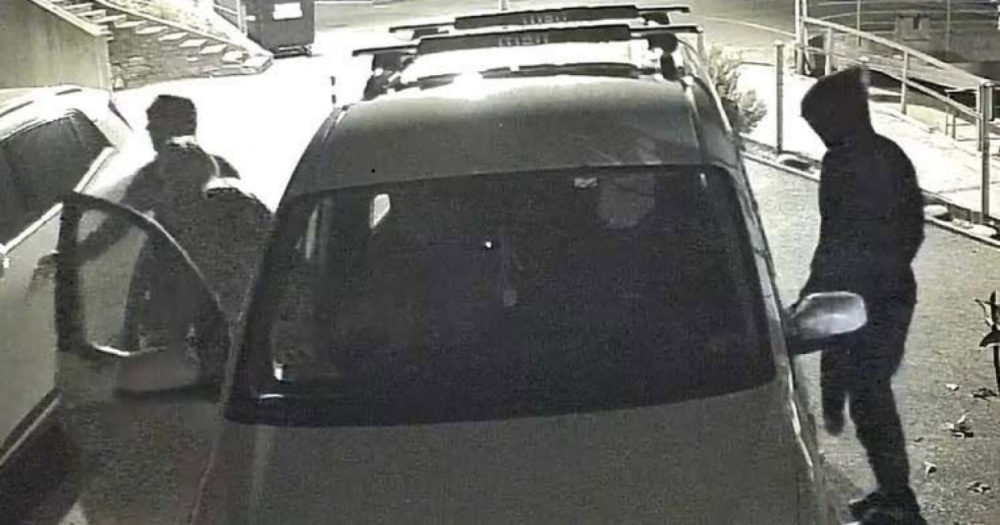 Rovistano in un'auto e si addormentano, identificati dalla Polizia