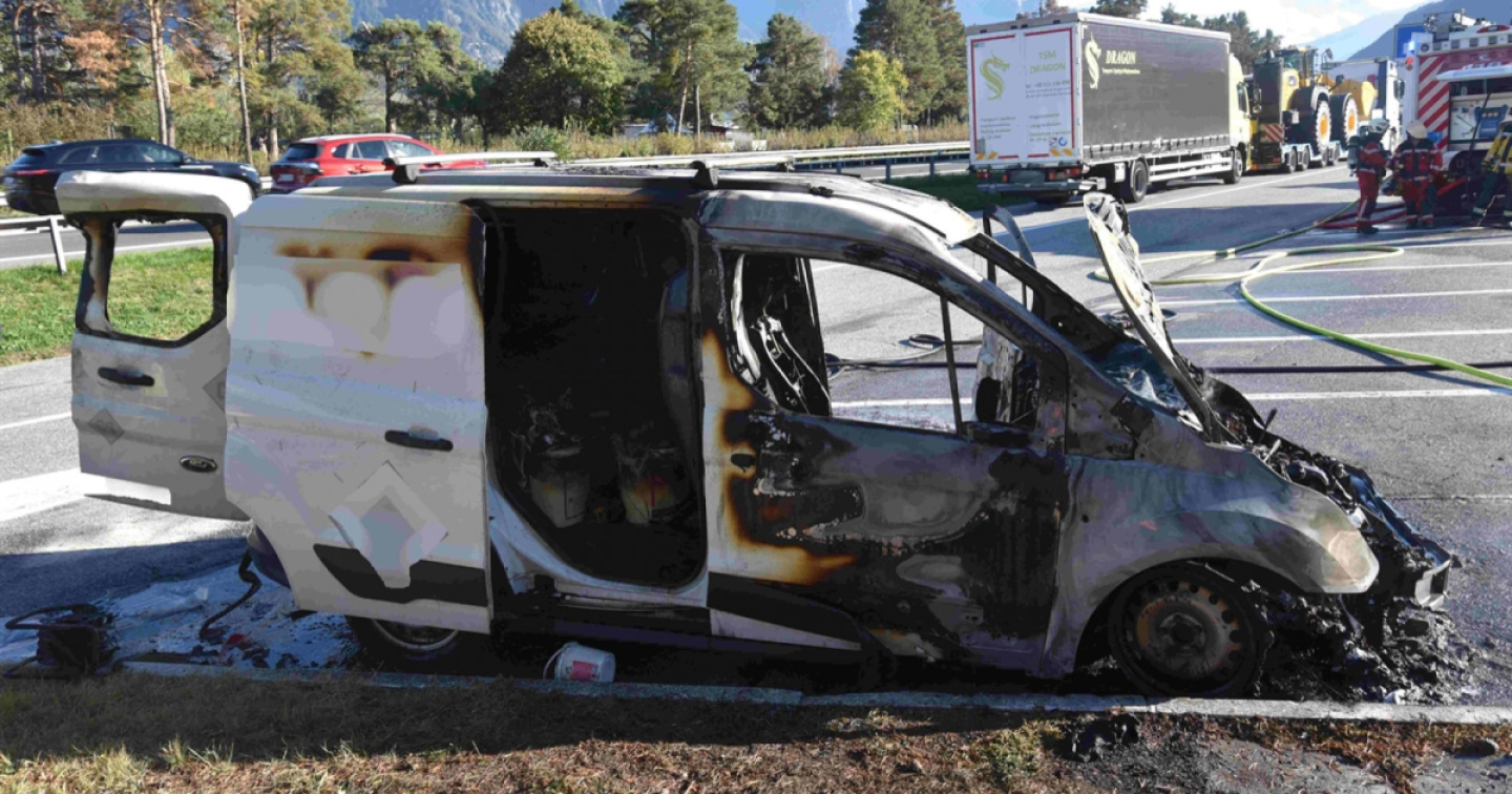 Furgone distrutto dalle fiamme sull'A13, illeso il conducente