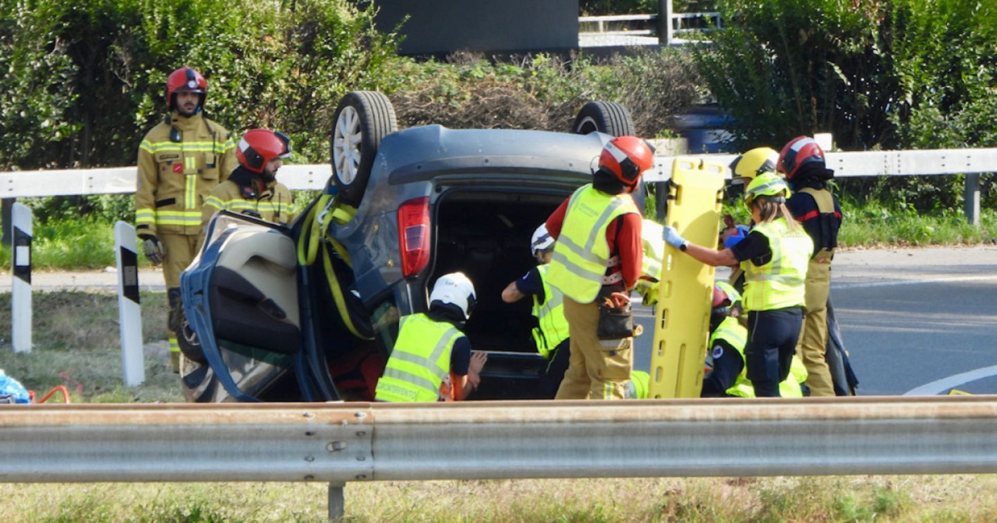 Perde il controllo dell'auto e si capovolge: ferita una donna