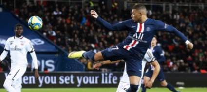 in-francia-il-pallone-bussa-alla-porta-di-macron