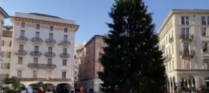 e-in-centro-lugano-atterra-l-albero-di-natale