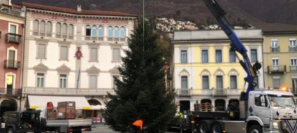piazza-grande-l-albero-di-natale-per-un-centro-vivo