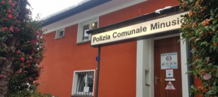 polizia-minusio-si-avvicina-al-corpo-del-piano