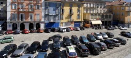 auto-in-piazza-grande-legislazione-divisa