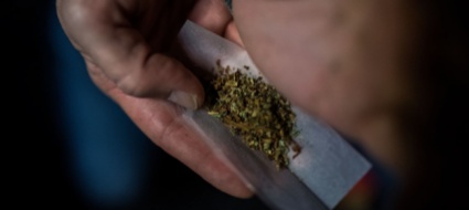 una-pistola-nella-cintola-e-un-po-di-erba-condannato