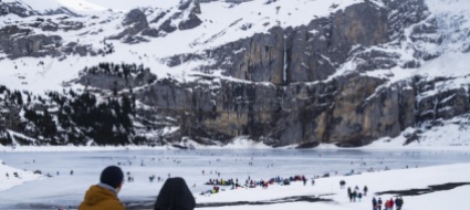 cede-ghiaccio-oeschinensee-veicolo-sprofonda-tutti-salvi