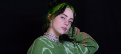 the-world-s-a-little-blurry-billie-eilish-su-apple-tv