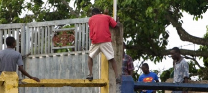 la-repubblica-dominicana-alzera-un-muro-al-confine-con-haiti