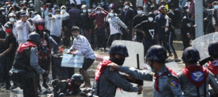 la-polizia-birmana-spara-sui-manifestanti-grave-una-19enne
