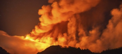 l-etna-da-spettacolo-fontana-di-lava-e-cenere-da-sud-est
