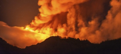 altra-fontana-di-lava-nella-notte-dal-cratere-dell-etna