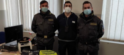 sorpresi-alla-dogana-di-brogeda-con-122mila-euro