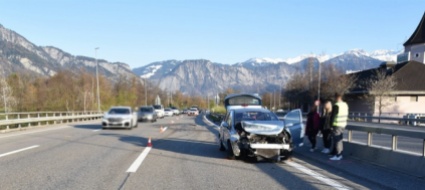 manovra-pericolosa-sulla-a13-e-un-auto-esce-di-strada