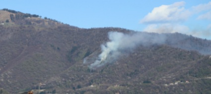 coltre-di-fumo-si-leva-nel-bosco-sopra-morbio-superiore