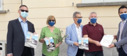 a-balerna-in-1-250-difendono-la-pensilina-della-stazione