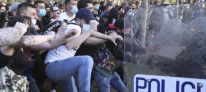 scontri-a-madrid-al-comizio-di-vox-la-polizia-carica