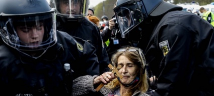 scontri-a-berlino-alla-manifestazione-anti-covid