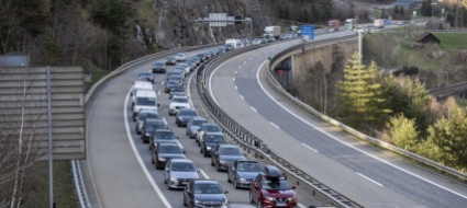 san-gottardo-14-chilometri-di-coda-al-portale-nord