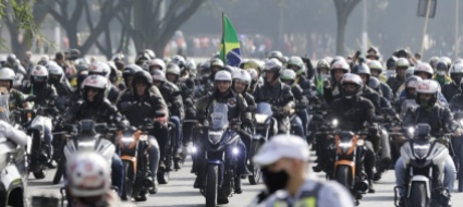 bolsonaro-in-moto-a-migliaia-ma-il-guinness-non-ne-sa-nulla
