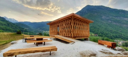 l-aula-nel-bosco-svetta-tra-i-castagni-di-olivone