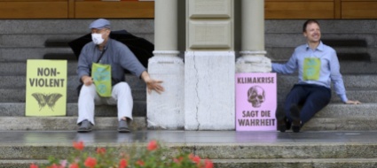 cinque-attivisti-per-il-clima-s-incollano-a-palazzo-federale