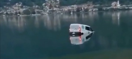 fino-a-riva-con-quel-catorcio-il-video-del-furgone-nel-lago