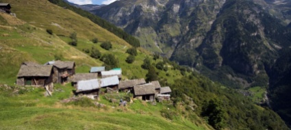 camminata-sul-sentiero-dei-monti-in-valle-malvaglia