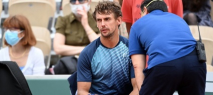 roland-garros-laaksonen-costretto-al-ritiro