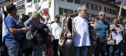 lucerna-in-400-manifestano-contro-misure-anti-covid-19