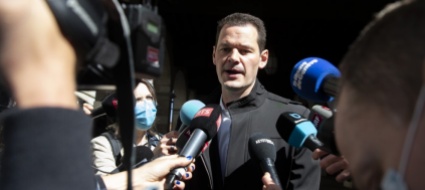 pierre-maudet-sul-palco-del-satirico-fribug