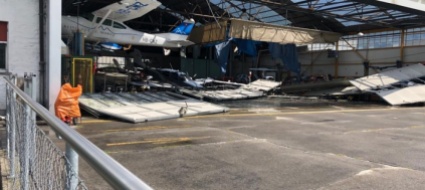 ho-visto-il-portone-vibrare-e-cadere-dentro-l-hangar