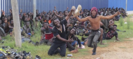 spagna-oltre-duecento-migranti-scavalcano-la-barriera-di-melilla